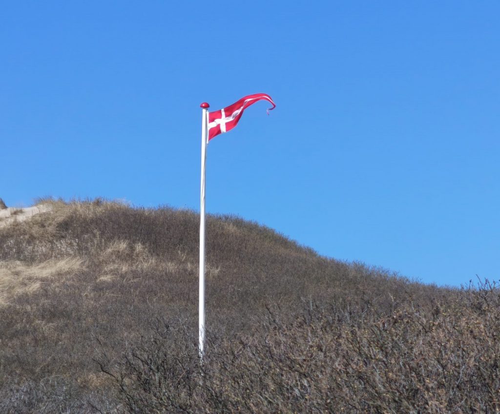Dänemark Flagge am Strand von Soendervig